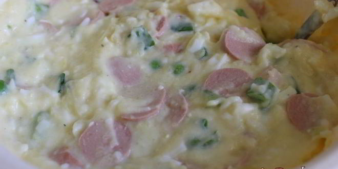 Рецепт картофельной запеканки с сосисками и зеленым горошком