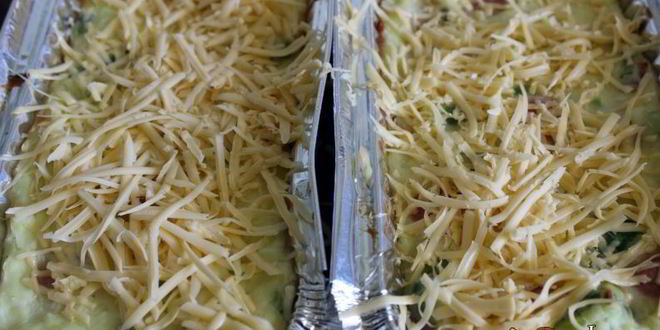 Рецепт картофельной запеканки с сосисками и зеленым горошком