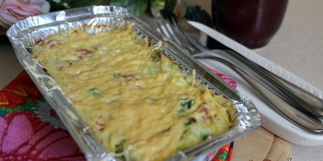 Рецепт картофельной запеканки с сосисками и зеленым горошком