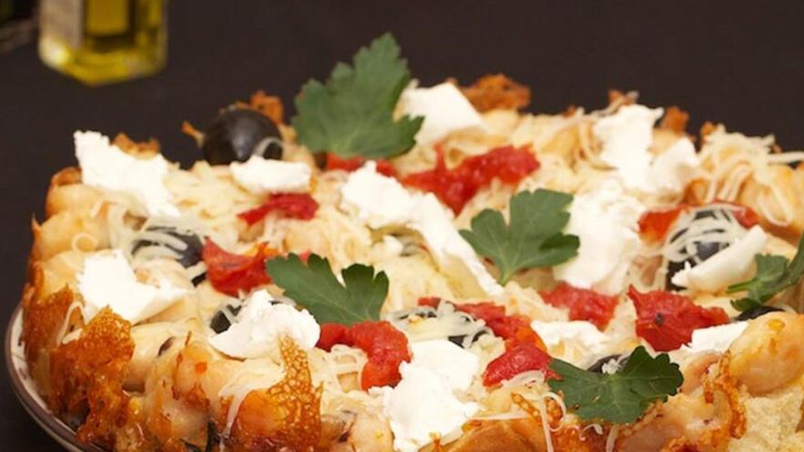 Рецепт куриной запеканки с сыром и чесночными гренками из мультиварки