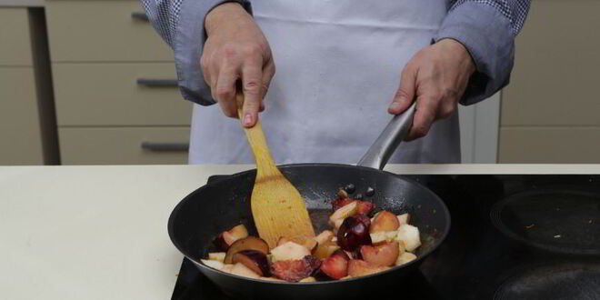 Рецепт манной фруктовой запеканки с грушами и сливами