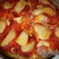 Острая картофельная запеканка с курицей, сосисками и перцем чили