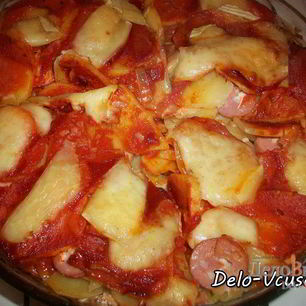 Рецепт Острой картофельной запеканки с курицей, сосисками и перцем чили