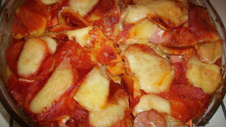 Рецепт острой картофельной запеканки с курицей, сосисками и перцем чили