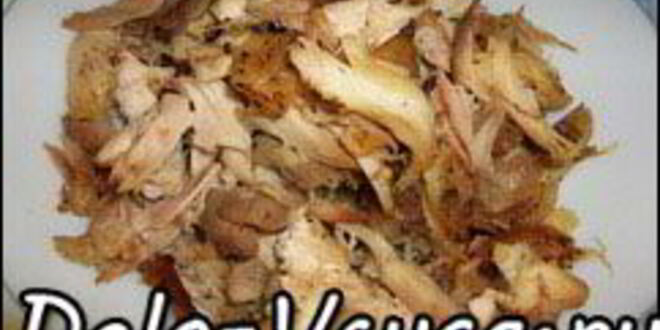 Рецепт острой картофельной запеканки с курицей, сосисками и перцем чили