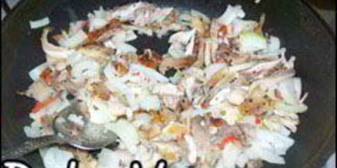 Рецепт острой картофельной запеканки с курицей, сосисками и перцем чили