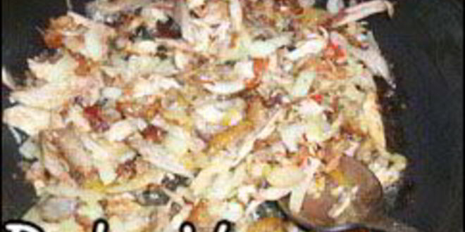 Рецепт острой картофельной запеканки с курицей, сосисками и перцем чили