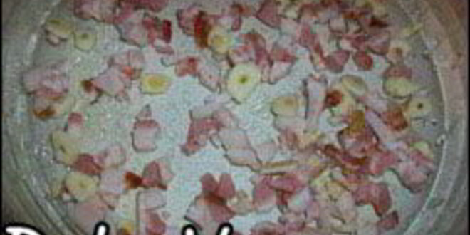 Рецепт острой картофельной запеканки с курицей, сосисками и перцем чили