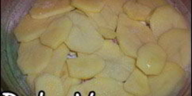 Рецепт острой картофельной запеканки с курицей, сосисками и перцем чили