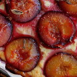 Рецепт Творожного пирога — запеканки с сочными сливами