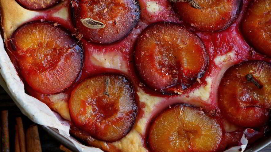 Рецепт творожного пирога — запеканки с сочными сливами