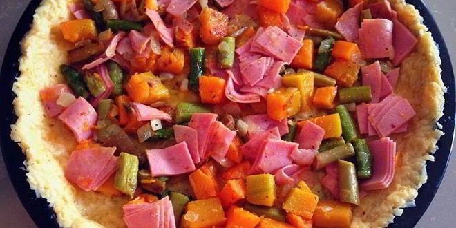 Рецепт тыквенной запеканки со спаржей, с сырной корочкой и колбаской из индейки