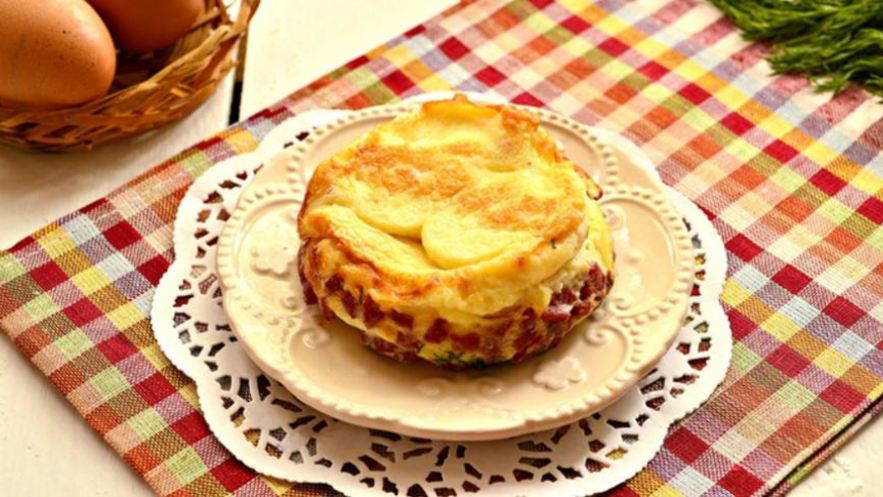 Рецепт яичной запеканки с колбасой и зеленью