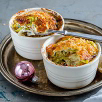 Запеканка из крабовых палочек и лука-порея