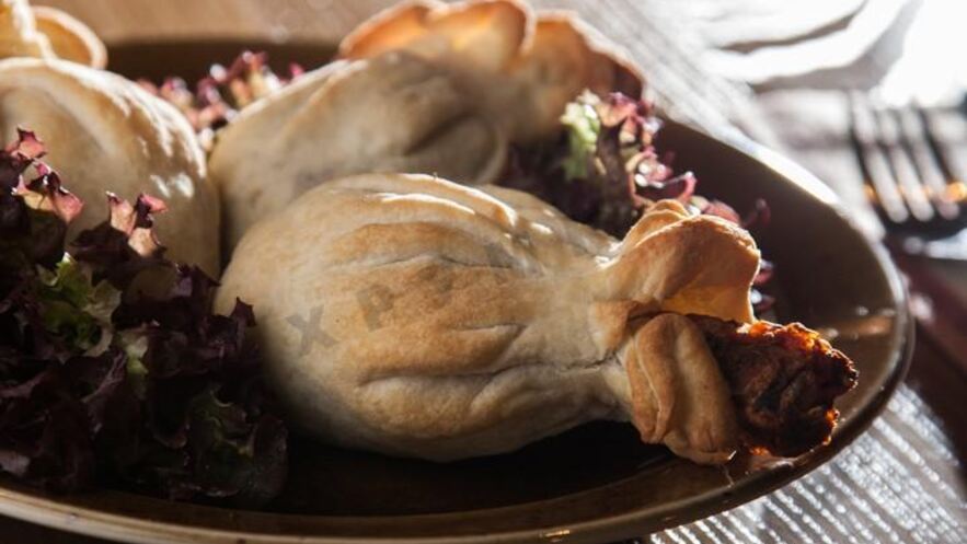 Рецепт куриных голеней с аджикой в слоеном тесте