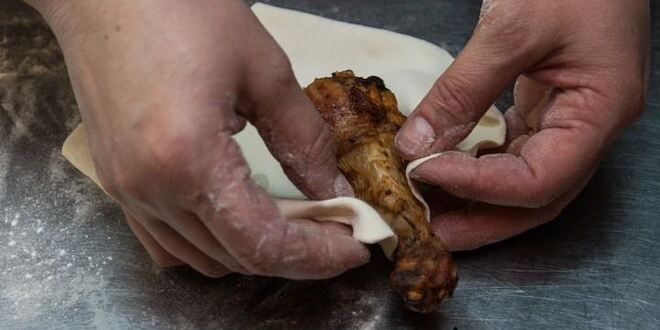 Рецепт куриных голеней с аджикой в слоеном тесте