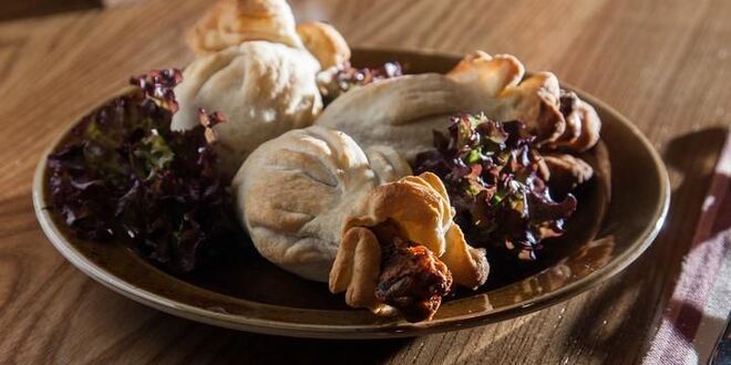 Рецепт куриных голеней с аджикой в слоеном тесте