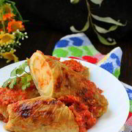 Рецепт Рулетиков из капусты, запеченные в аджике