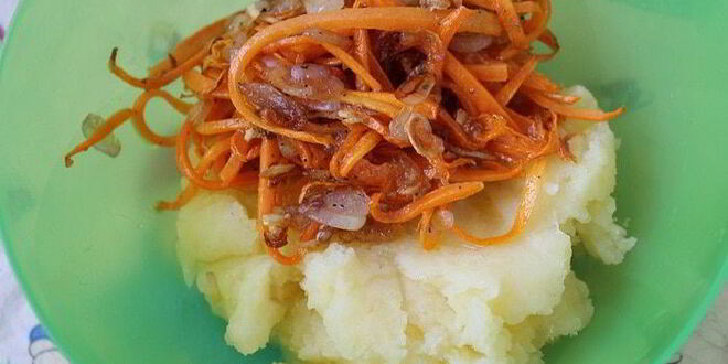 Рецепт рулетиков из капусты, запеченные в аджике