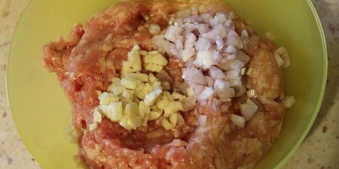 Рецепт рулетиков из капусты, запеченные в аджике