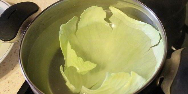 Рецепт рулетиков из капусты, запеченные в аджике