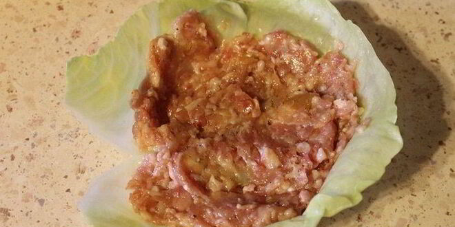 Рецепт рулетиков из капусты, запеченные в аджике