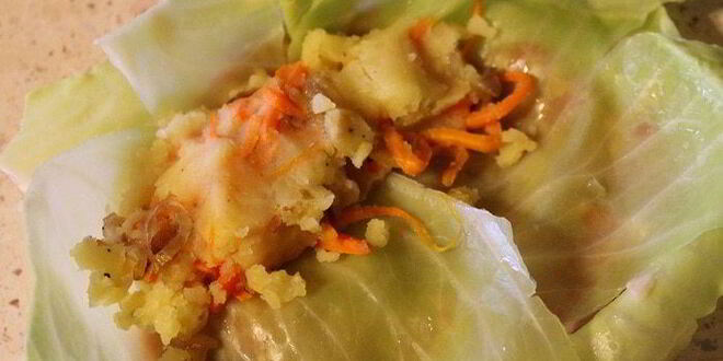 Рецепт рулетиков из капусты, запеченные в аджике