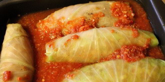 Рецепт рулетиков из капусты, запеченные в аджике
