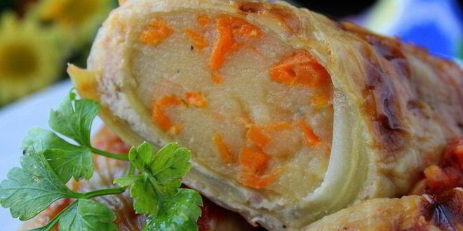 Рецепт рулетиков из капусты, запеченные в аджике