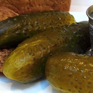 Рецепт Бродячих огурцов в банках холодным способом