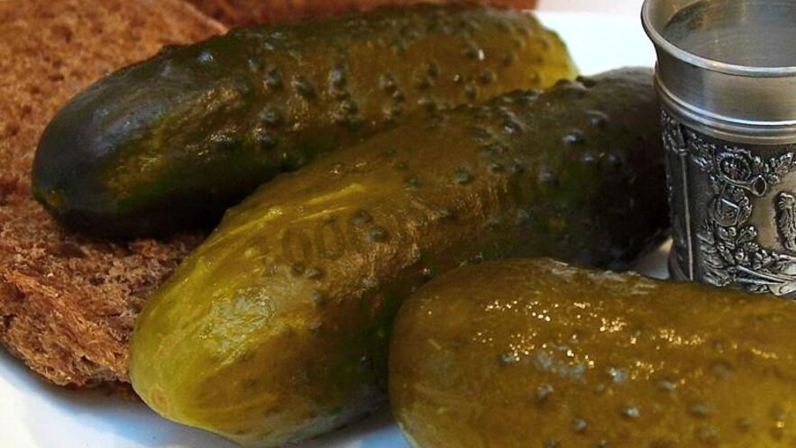 Рецепт бродячих огурцов в банках холодным способом