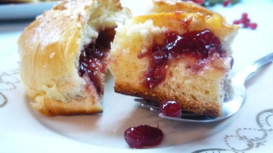 Рецепт булочек с брусничным джемом данубио