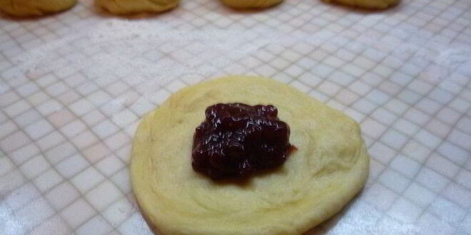 Рецепт булочек с брусничным джемом данубио
