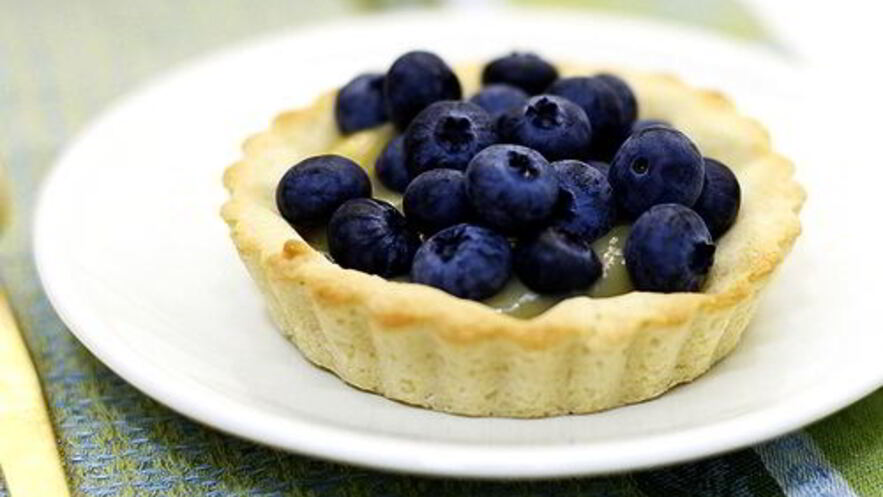 Рецепт лимонных корзиночек с черникой и джемом