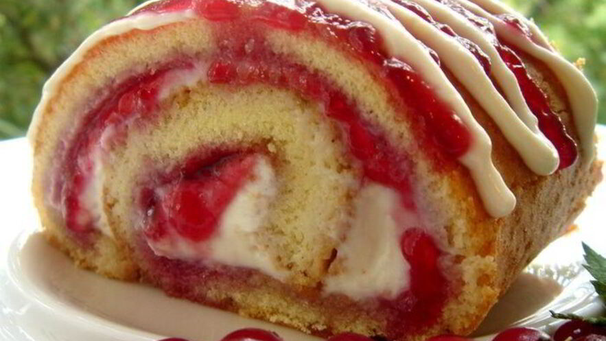 Рецепт рулета с рикоттой и смородиновым джемом