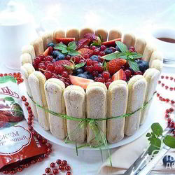 Рецепт Шарлотта с ягодами и клубничным джемом