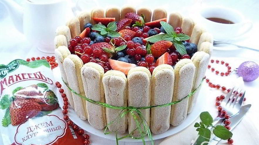 Рецепт шарлотта с ягодами и клубничным джемом