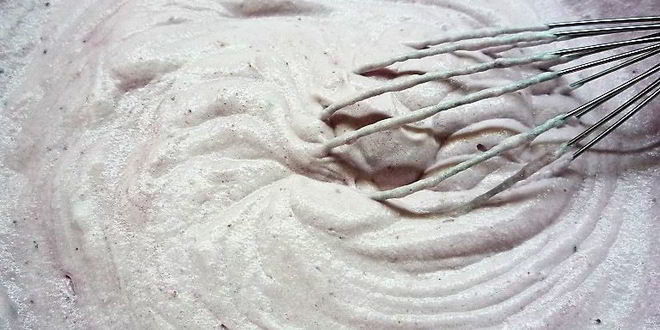 Рецепт шарлотта с ягодами и клубничным джемом