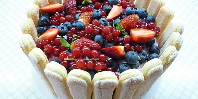 Рецепт шарлотта с ягодами и клубничным джемом