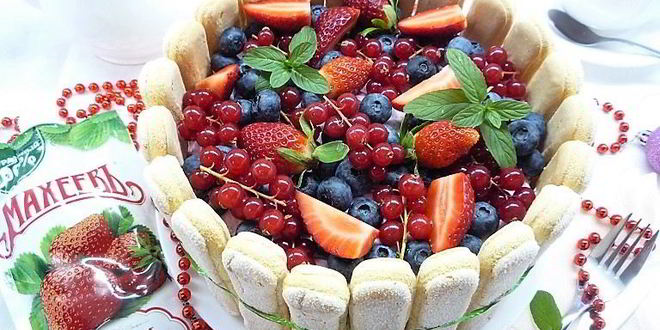 Рецепт шарлотта с ягодами и клубничным джемом