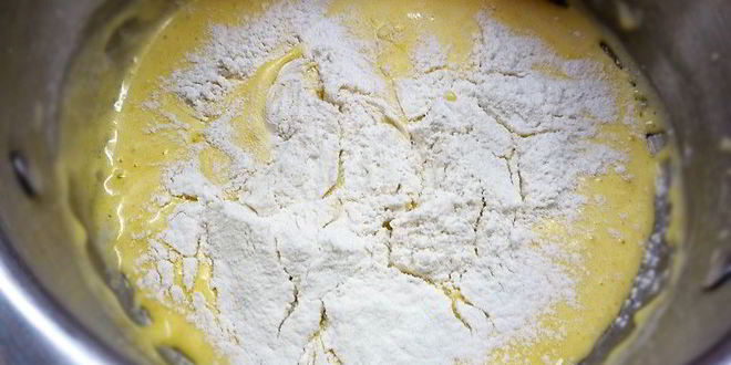 Рецепт шарлотта с ягодами и клубничным джемом