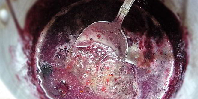 Рецепт шарлотта с ягодами и клубничным джемом