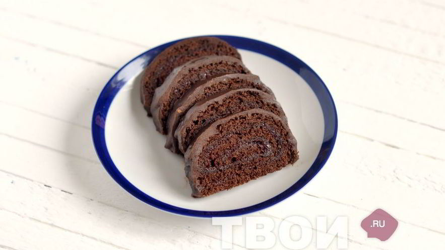 Рецепт шоколадного рулета с клюквенным джемом и шоколадным ганашем