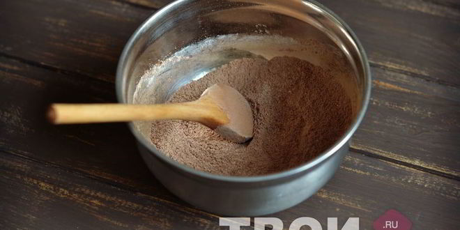 Рецепт шоколадного рулета с клюквенным джемом и шоколадным ганашем