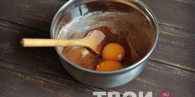 Рецепт шоколадного рулета с клюквенным джемом и шоколадным ганашем