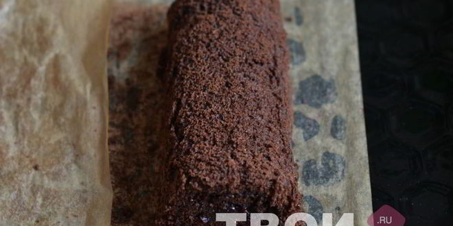 Рецепт шоколадного рулета с клюквенным джемом и шоколадным ганашем