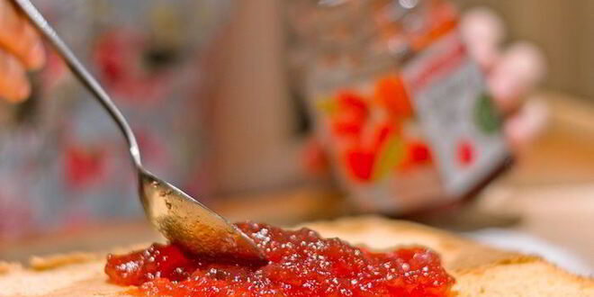 Рецепт швейцарского рулета с малиновым джемом