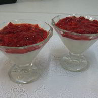 Рецепт Ванильного пудинга с джемом из клубники