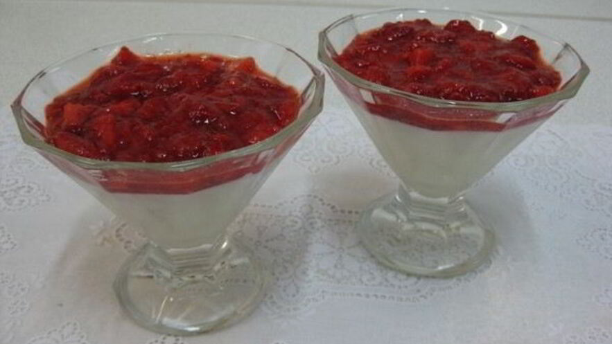 Рецепт ванильного пудинга с джемом из клубники