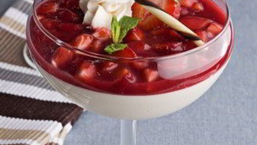 Рецепт ванильного пудинга с джемом из свежей клубники